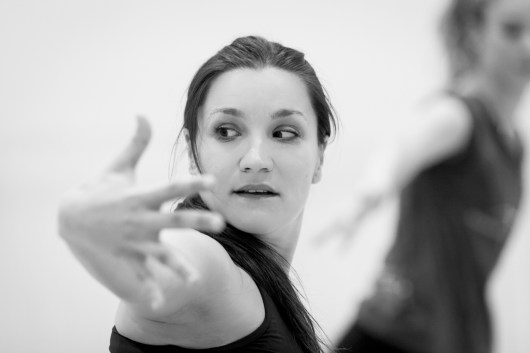 Avatâra Ayuso, choreographing 2 © Ian Whalen